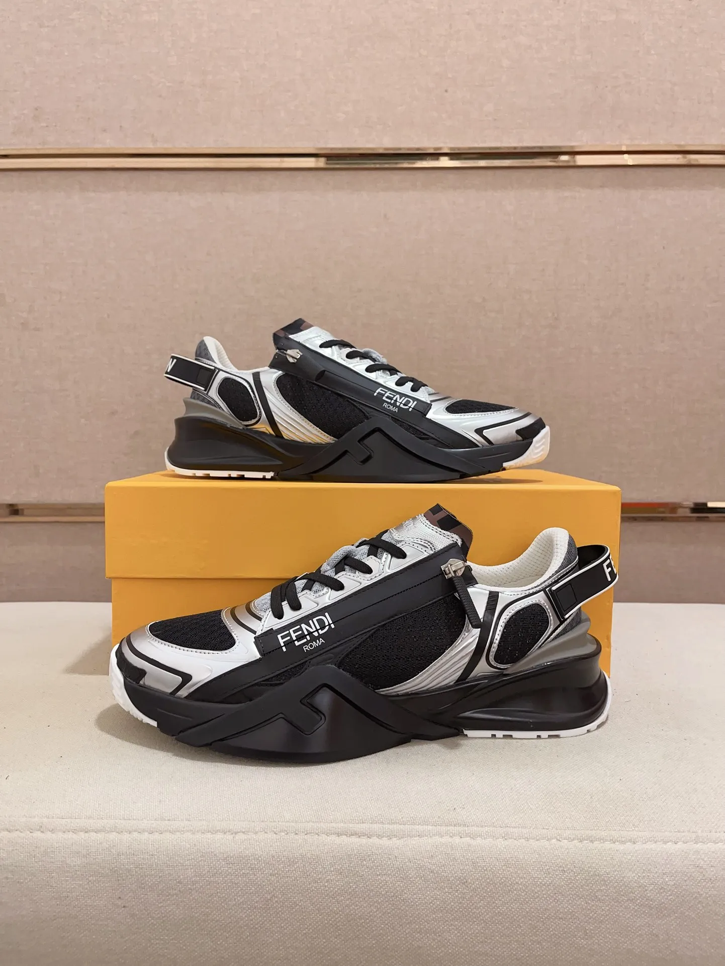 Men's shoes💰: 540💰(Higher version) [Fendi] Fendi's latest casual shoes for men! Available at counters simultaneously! A one-to-one replica of the original. Made entirely of imported top-grain calfskin, the interior is made of top-grain water-dyed cowhide, and the original factory-supplied rubber outsole. Leading new fashion concepts. Matching code: 38-44. 45 can be customized and non-returnable!